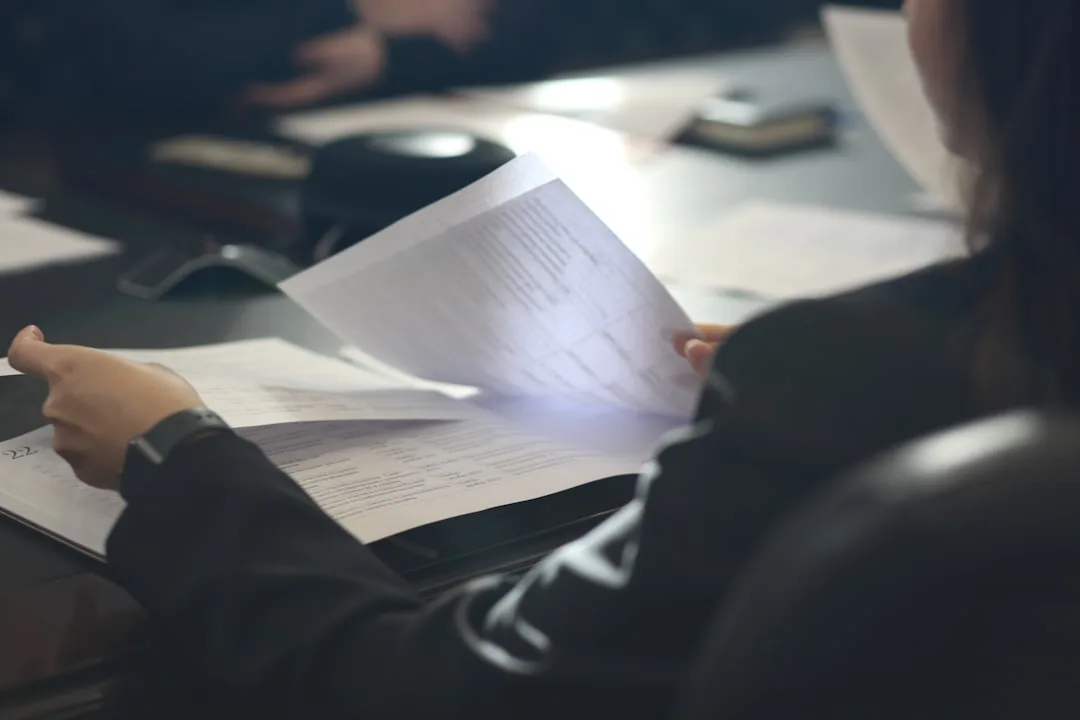 Avocat pénaliste en consultation avec son client examinant des dossiers juridiques dans son cabinet parisien.