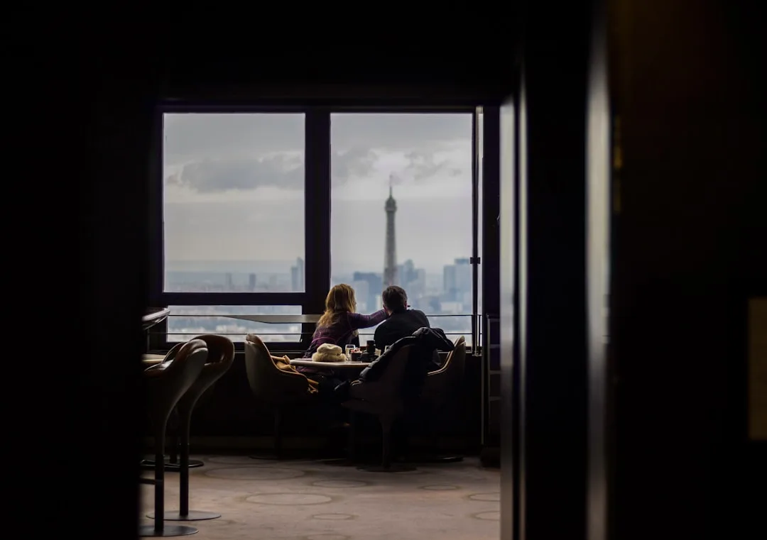 Avocat pénaliste en consultation avec un client examinant des dossiers de violences conjugales dans son bureau parisien.