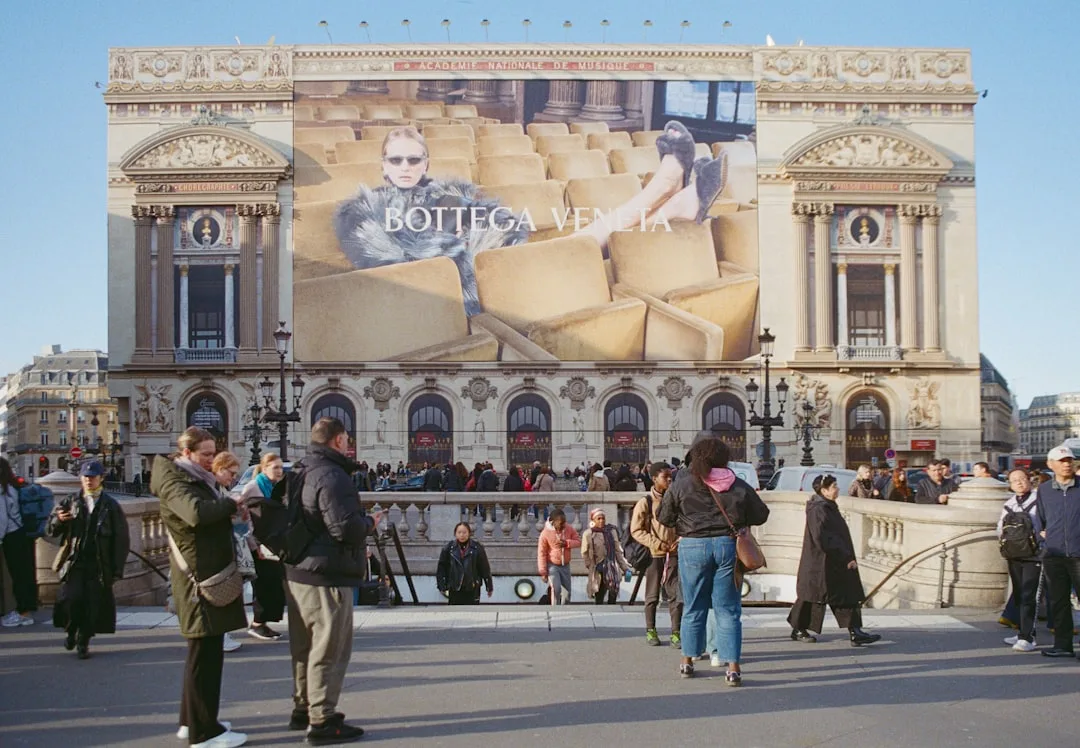 Événement d'activation de marque à Paris avec public engagé et design d'exposition moderne et contemporain.