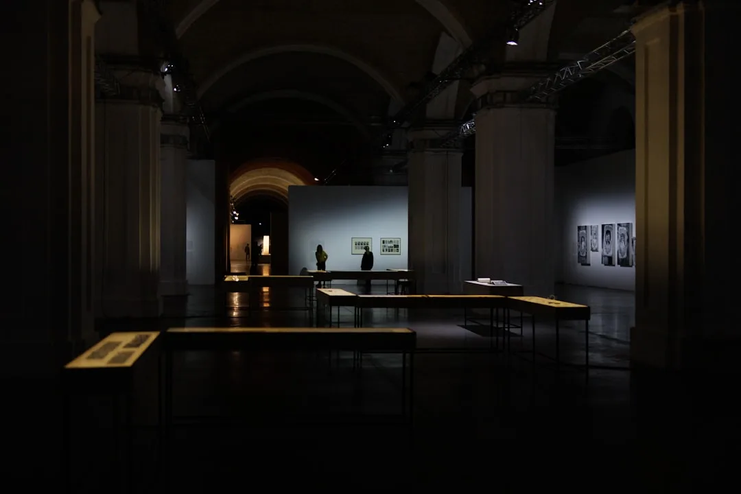 Exposition moderne avec displays interactifs, éclairage professionnel et aménagement muséographique contemporain.